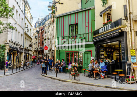 Se détendre dans un café au large de la Seine. Juillet, 2015. Paris, France. Banque D'Images