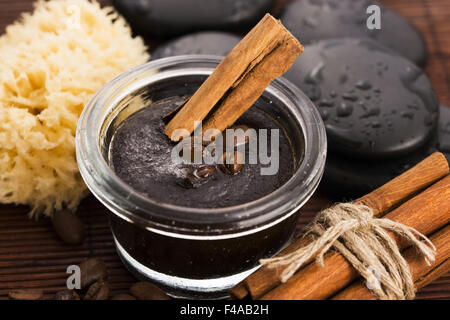 Visage et corps composé de tous les produits biologiques café naturel (scrub peeling) de cannelle Banque D'Images
