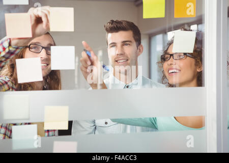 Heureux les gens d'affaires créatrices de pointer Banque D'Images