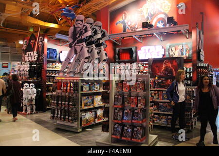 New York, USA. 13 Oct, 2015. Les marchandises pour la nouvelle guerre des étoiles, tout film peut être vu dans un magasin à Times Square à New York, USA, 13 octobre 2015. 'La Force s'éveille' arrive en salles le 17 décembre 2015. Photo : CHRISTINA HORSTEN/dpa/Alamy Live News Banque D'Images