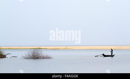 Pêcheur traditionnel dans l'estuaire Kallady, Sri Lanka Banque D'Images