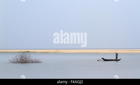 Pêcheur traditionnel dans l'estuaire Kallady, Sri Lanka Banque D'Images