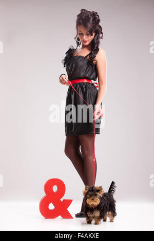 Jeune femme avec un petit chien Banque D'Images