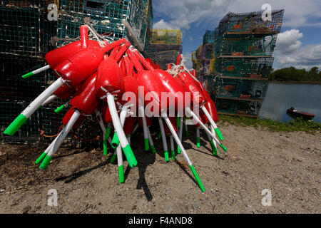 Close up sur les flotteurs de pêche rouge et des piles de casiers à homard Maine USA Banque D'Images