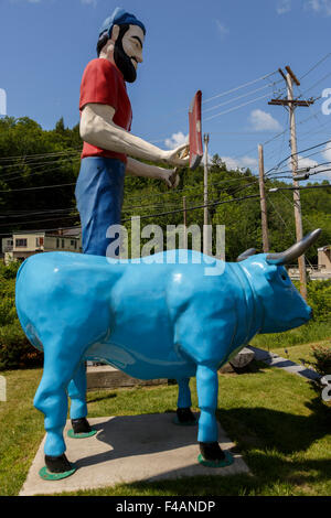 Blue Ox bébé se trouve à côté de Paul Bunyan, en face de l'Rumford Visitor Center, Maine USA Banque D'Images