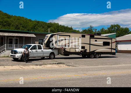 Dodge Ram 3500 camion de ramassage et Winnebago 33ck fifth wheel stationné au bord de la route Banque D'Images