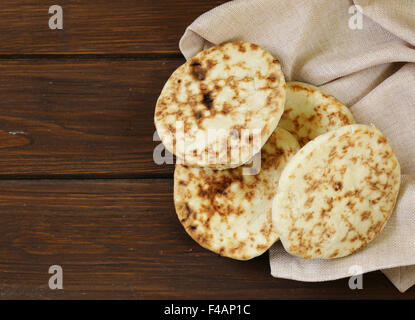 Pile de tortillas fait maison sur une table en bois de pita Banque D'Images