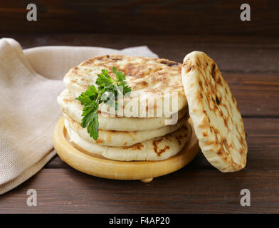 Pile de tortillas fait maison sur une table en bois de pita Banque D'Images