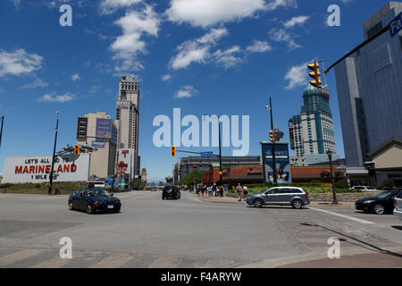 Vue vers le nord sur Fallsview Boulevard depuis main et Portage Niagara Falls Ontario Canada Banque D'Images
