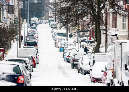 Mauvais temps, Ramsgate, en Angleterre. Des voitures garées dans la rue résidentielle anglais après de fortes chutes de neige. Banque D'Images