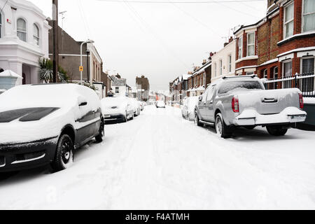 Mauvais temps, Ramsgate, en Angleterre. Des voitures garées dans la rue résidentielle anglais après de fortes chutes de neige. Banque D'Images
