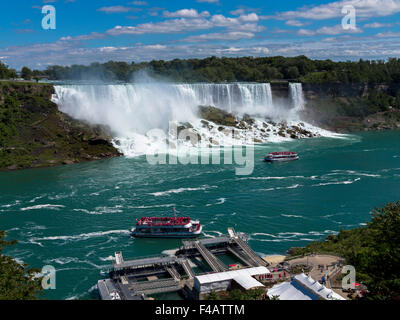 Hornblower Niagara Falls Chutes américaines avec de bateaux d'excursion dans l'arrière-plan Banque D'Images