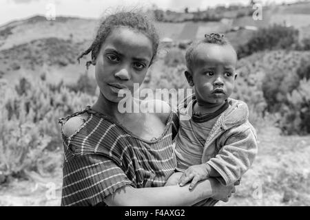 Jeune fille avec son petit frère Banque D'Images