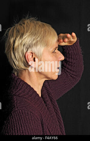 Young woman looking out Banque D'Images