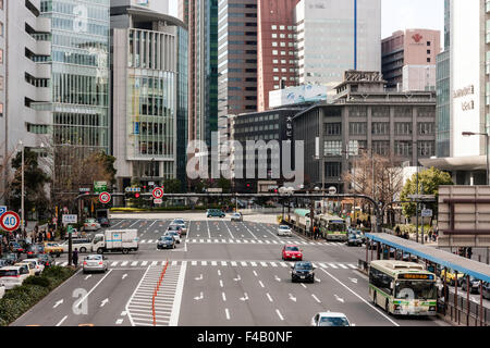 Japon, Osaka, Umeda, Ville Street view le long de huit voies avec la station de bus et arrêts de grand magasin Daimaru et la gare d'Osaka. Banque D'Images