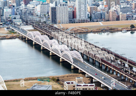 Japon, Osaka, vue aérienne de Umeda Sky Building, le jour. Juso Bridge, avec la route 176 et le pont ferroviaire Hankyu à travers la rivière Yodo. Banque D'Images