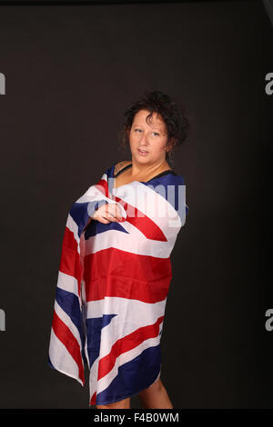 Boxer en studio, avec drapeau de l'union britannique célébrant une victoire, Septembre 2015 Banque D'Images