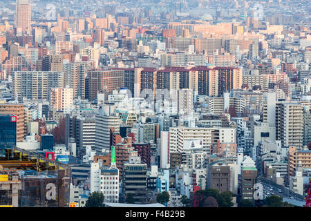 Osaka City pendant l'heure d'or. Vue depuis le Ciel Umeda, fatras de pâtés de maisons, bureaux, appartements et de grande hauteur. Journée avec faible ensoleillement. Banque D'Images
