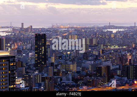 La Ville d'Osaka, Japon, vue de Umeda Sky Building. Cityscape at Dusk, heure bleue, à travers la ville pour le lointain des quais, avec des immeubles illuminés. Banque D'Images