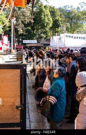 Kyoto, Yasaka, le jour de l'An, shogatsu. Scène mouvementée de personnes priant devant Haiden et jeter des monnaies à la scène. Très encombré. Banque D'Images