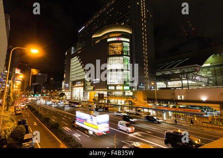 Osaka. La nuit, le centre de transport de Umeda, huit lane street avec les principaux arrêts de bus à l'extérieur de la gare d'Osaka City et le grand magasin Daimaru. Banque D'Images