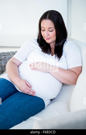 Cute pregnant woman touching her belly Banque D'Images