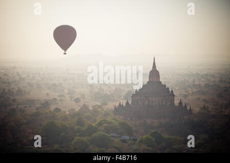 Vol en ballon au-dessus de Bagan, ville antique Royaume de Pagan, temples et pagodes Birmanie (Myanmar) Banque D'Images