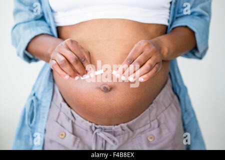 Femme enceinte d'abandonner la cigarette Banque D'Images