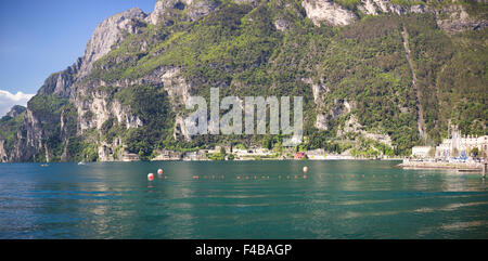 Vue panoramique sur le lac de Garde près de ville de Riva del Garda Banque D'Images