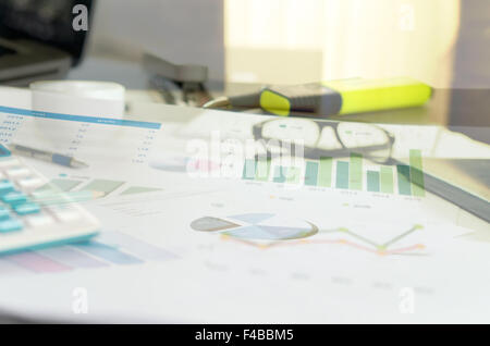 Des graphiques et des diagrammes, des table. Le milieu des gens d'affaires. Banque D'Images