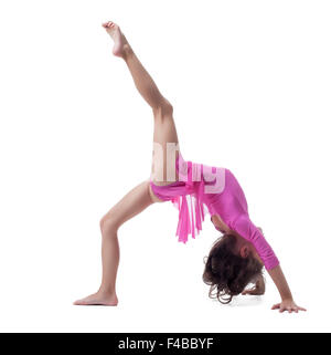 Peu flexible girl doing gymnastic bridge Banque D'Images