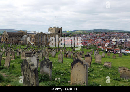 Église de Whitby, Whitby, North Yorkshire, UK, avec le cimetière à l'avant-plan et Whitby, dans l'arrière-plan. Banque D'Images