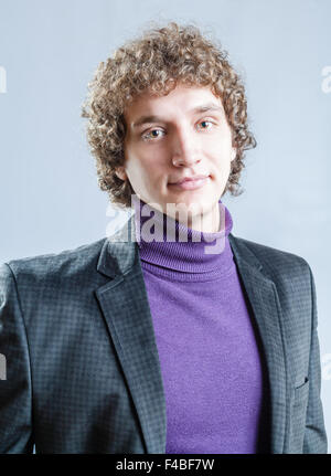 Portrait d'un jeune mec avec les cheveux bouclés Banque D'Images