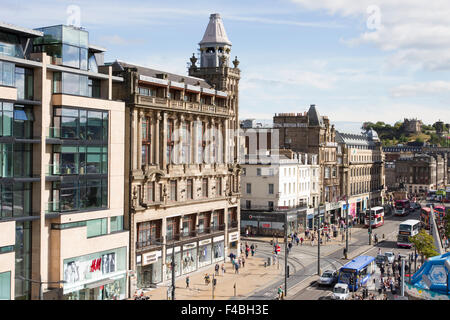 La vue est le long de Princes Street d'Édimbourg, en Écosse. Banque D'Images