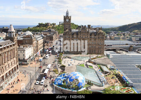 L'Hôtel Balmoral et la gare de Waverley, vu de l'Scott Monument situé sur Princes Street Gardens, Édimbourg, Écosse. Banque D'Images