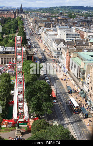 Grande Roue et Princes Street vue depuis le Scott Monument à Édimbourg, en Écosse. Banque D'Images