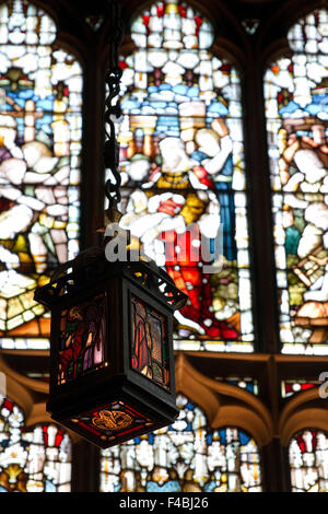 Lantern à St Giles' Cathedral, Édimbourg, Écosse, de vitraux derrière. Banque D'Images