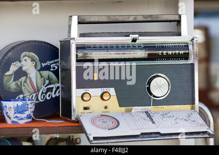 Zenith trans oceanic radio sur un étal du marché vintage Banque D'Images