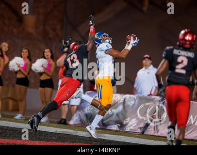 Las Vegas, NV, USA. 10 Oct, 2015. San Jose State wide receiver (15) Tyler Winston fait une capture, mais est exclue des limites au cours de la San Jose Spartiates contre UNLV rebelles match de football. San Jose State défait UNLV 33-27 en prolongation Samedi, 10 octobre, 2015 à Sam Boyd Stadium à Las Vegas, Nevada. (Crédit obligatoire : Juan Lainez/MarinMedia.org/Cal Sport Media) (photographe complet, et de crédit requis) © csm/Alamy Live News Banque D'Images