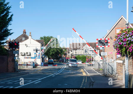 Barrières de passage à niveau à la gare de Datchet, High Street, Datchet, Berkshire, Angleterre, Royaume-Uni Banque D'Images