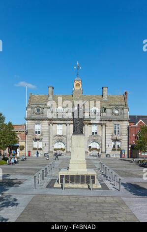 Crewe Hôtel de ville et monument commémoratif de guerre Banque D'Images