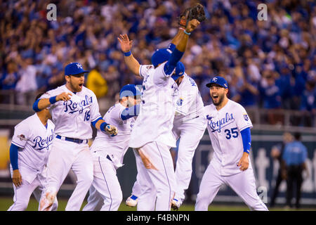 Kansas City, MO, USA. 14Th Oct, 2015. Royals de Kansas City célébrer après avoir battu les Astros de Houston dans le jeu 5 de la série de division pour gagner la série éliminatoire au Kauffman Stadium de Kansas City, MO. Kyle Rivas/CSM/Alamy Live News Banque D'Images