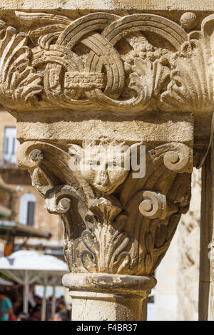 La sculpture sur pierre colonne . Banque D'Images