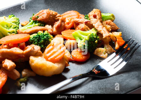 Rencontrez en tranches et les légumes préparés sur la plaque avec une fourchette Banque D'Images