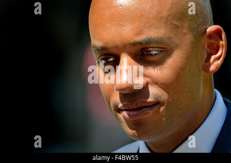 Chuka Umunna MP (travail, Streatham) interviewé sur College Green après le mai 2015 Ouverture du Parlement de l'État. Banque D'Images