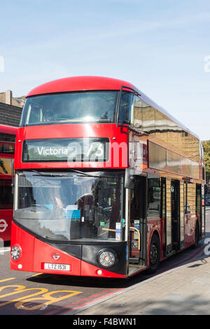 Nouveau Routemaster bus double étage, High Street, Islington, London Borough of Islington, Londres, Angleterre, Royaume-Uni Banque D'Images