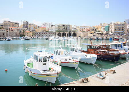 Fishermens' bateaux et yachts dans le port d'Heraclion Banque D'Images