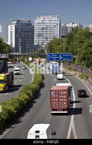 Le trafic sur l'autoroute A 40, Essen, Germ Banque D'Images