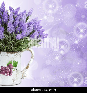 Pot à fleurs sauvages sur lilac Banque D'Images