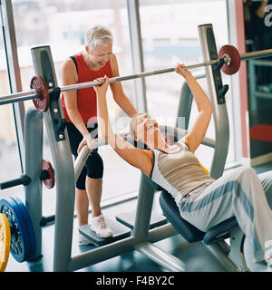 20-24 ans 70-74 ans 75-79 ans adultes activité seul athlète bodybuilding color image femme âgée l'exercice de leurs sentiments Banque D'Images